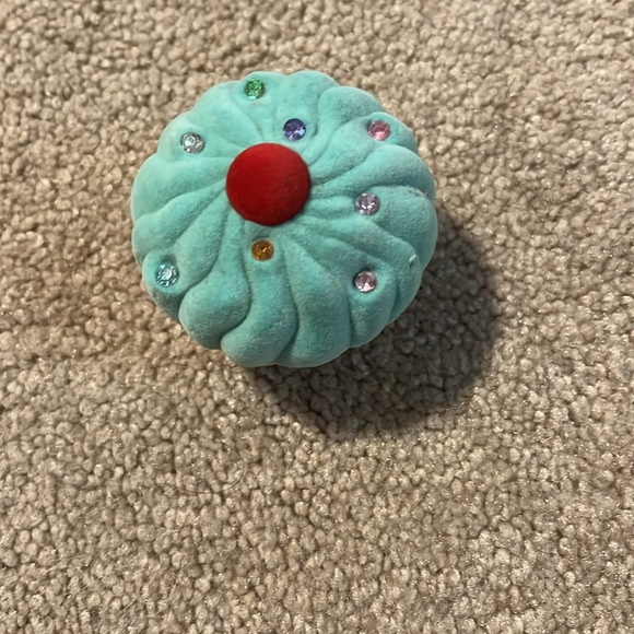 A beautiful cupcake necklace with the cupcake shaped box - Picture 5 of 5